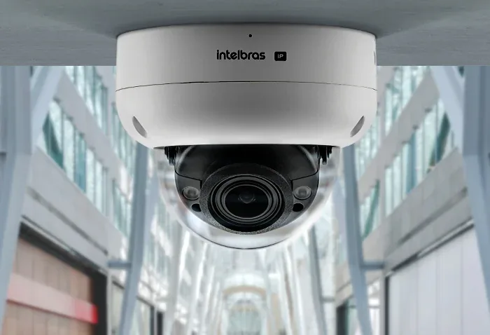 Câmera dome IP Intelbras instalada em teto de portaria de condomínio