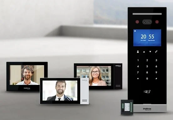 Terminal de controle de acesso facial Intelbras e monitores de vídeo porteiro usados em portaria remota