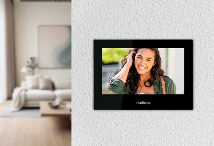 Monitor de vídeo porteiro Intelbras instalado na parede da residência
