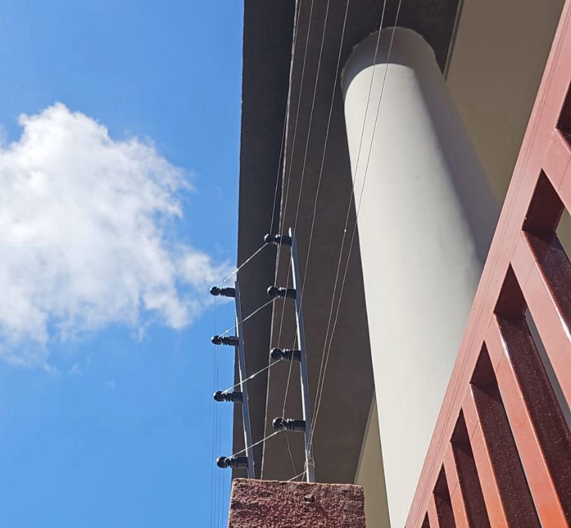 Manutenção de cerca elétrica em residência no Industrial, Contagem