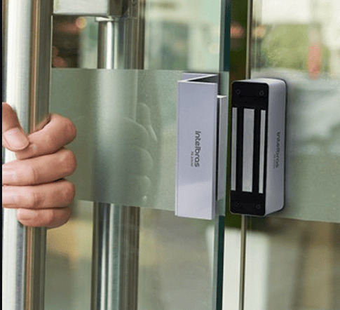 Instalação de fechadura eletroimã em clínica no Lourdes, BH