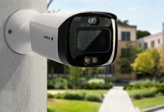 Câmera bullet Intelbras instalada na parede monitorando área externa do condomínio