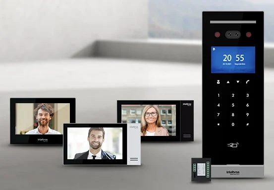 Um painel de portaria integrado a várias telas de apartamentos diferentes