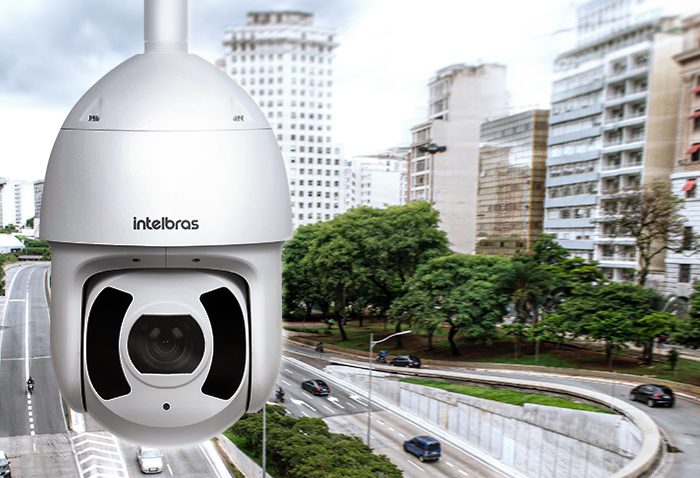 Câmera speed dome com zoom óptico monitorando avenida