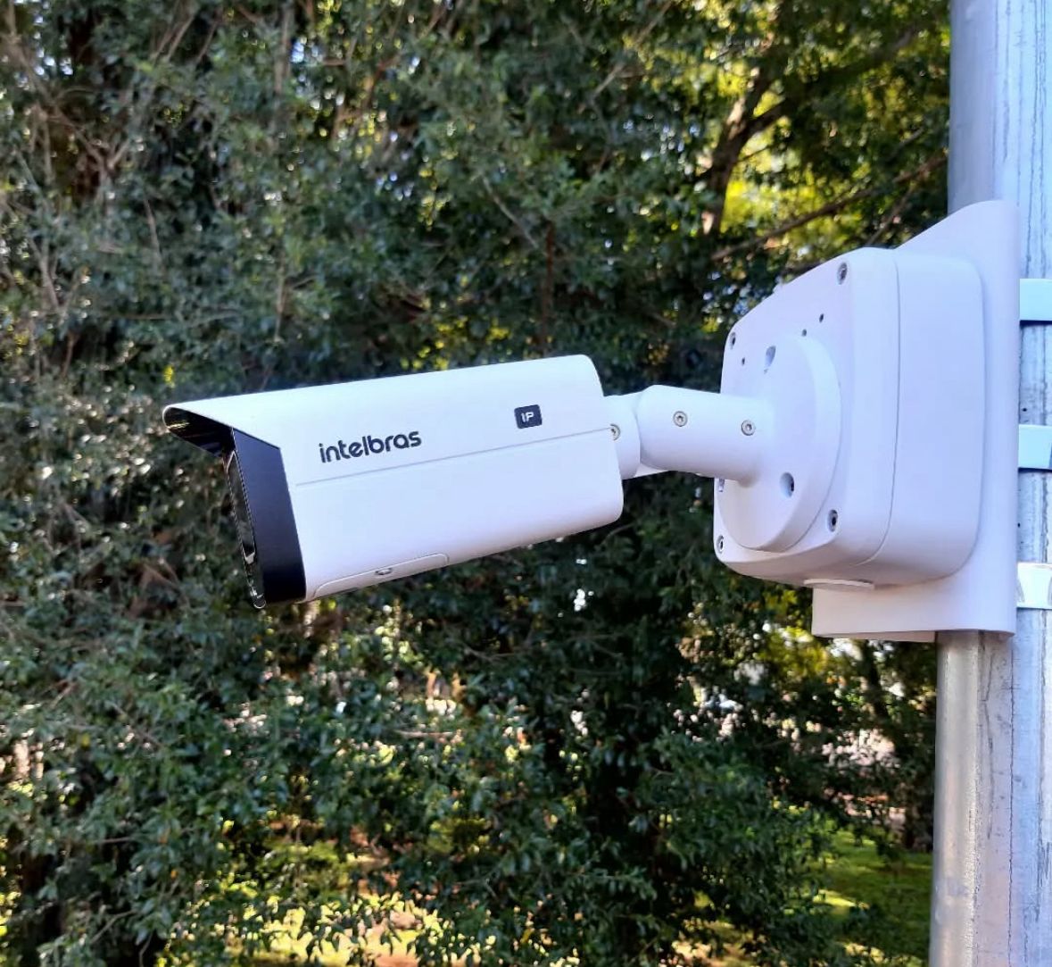 Câmera IP Profissional Intelbras instalada em poste de condomínio