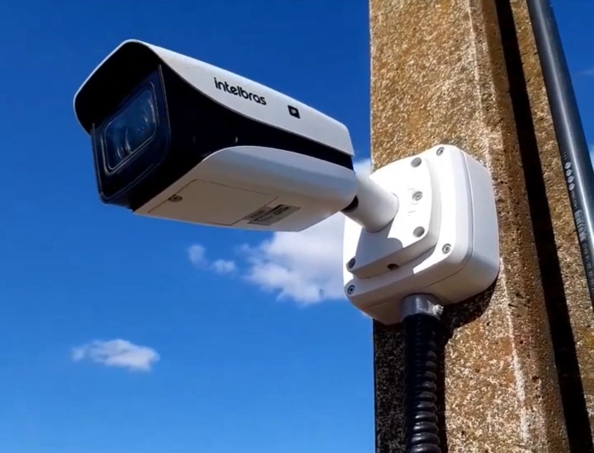 Câmera Bullet Externa Intelbras instalada em poste de empresa em Contagem
