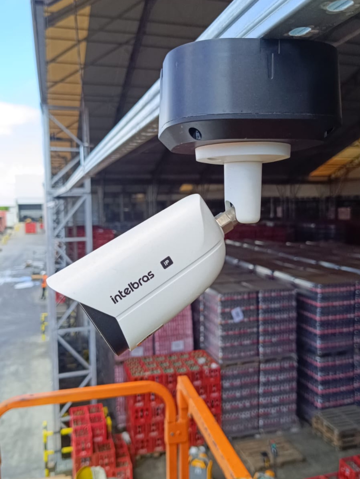 Técnico da Radar instalando câmeras de segurança intelbras no bairro Eldorado em Contagem